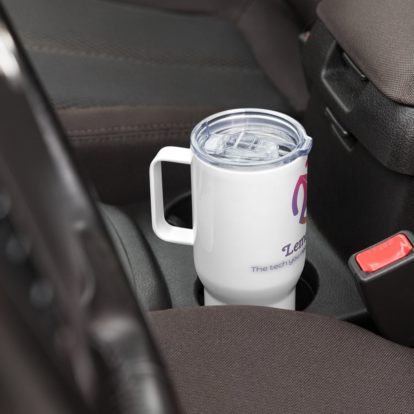 Travel mug with a handle
